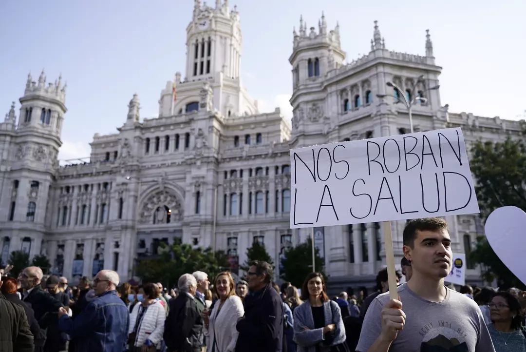 Miles de personas llenan las calles de Madrid en defensa de la Sanidad Pública