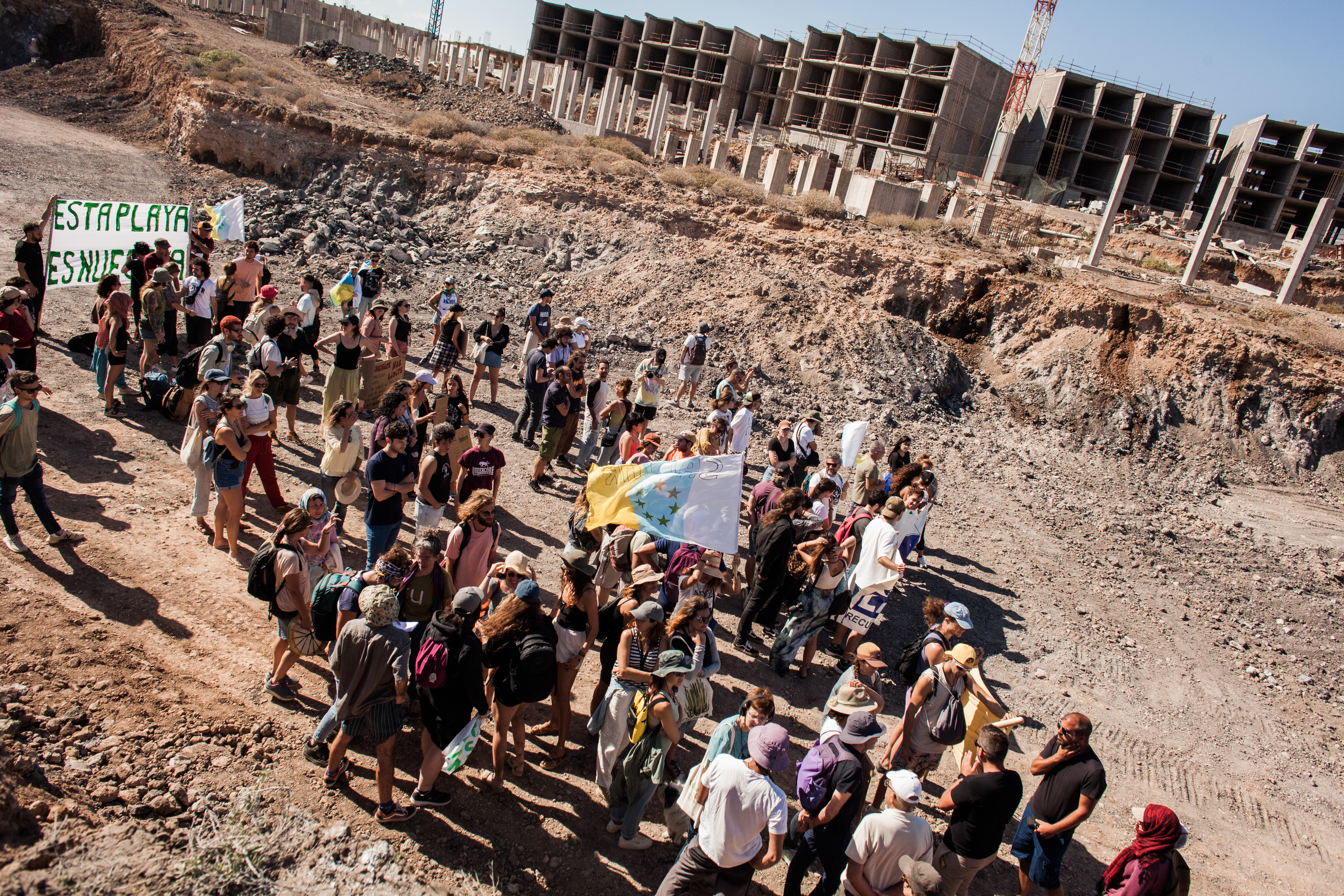 Vecinas y colectivos ecologistas se manifiestan contra las obras hoteleras en la playa La Tejita de Tenerife